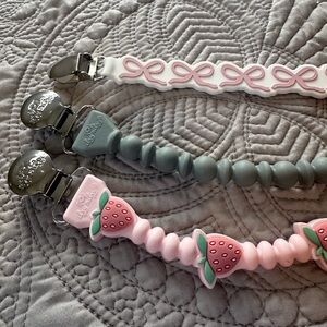 Itzy ritzy Strawberry and mudpie Bow Kids Pacifier Clips
